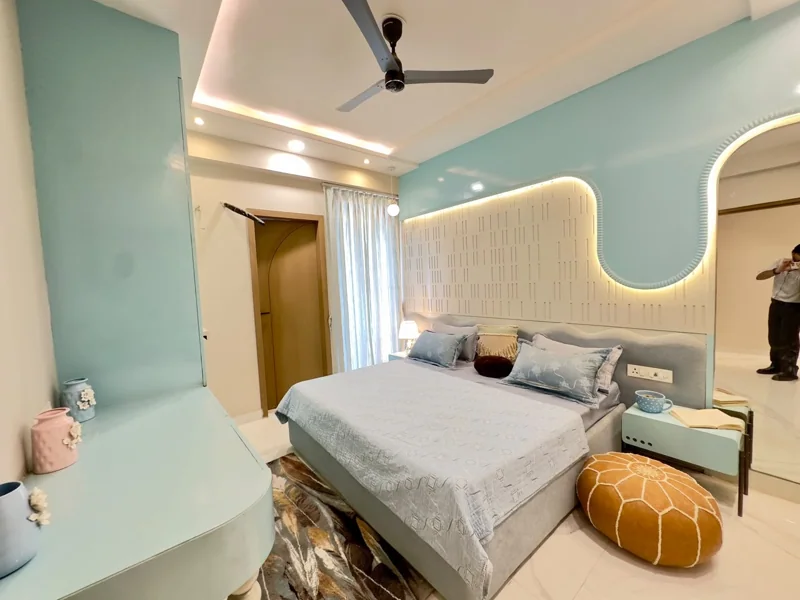 Kalyan EVA actual flat: bedroom with curved feature wall